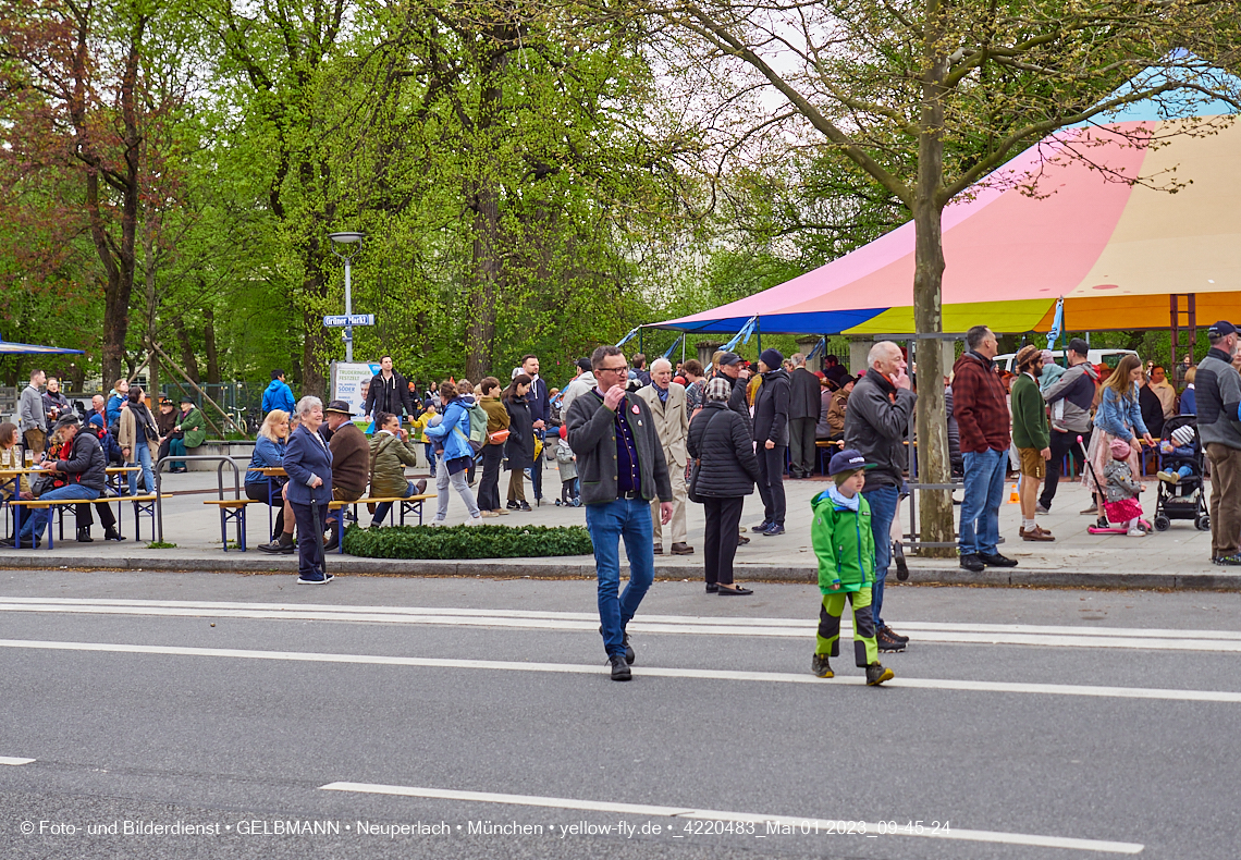 01.05.2023 - Maibaumaufstellung in Berg am Laim